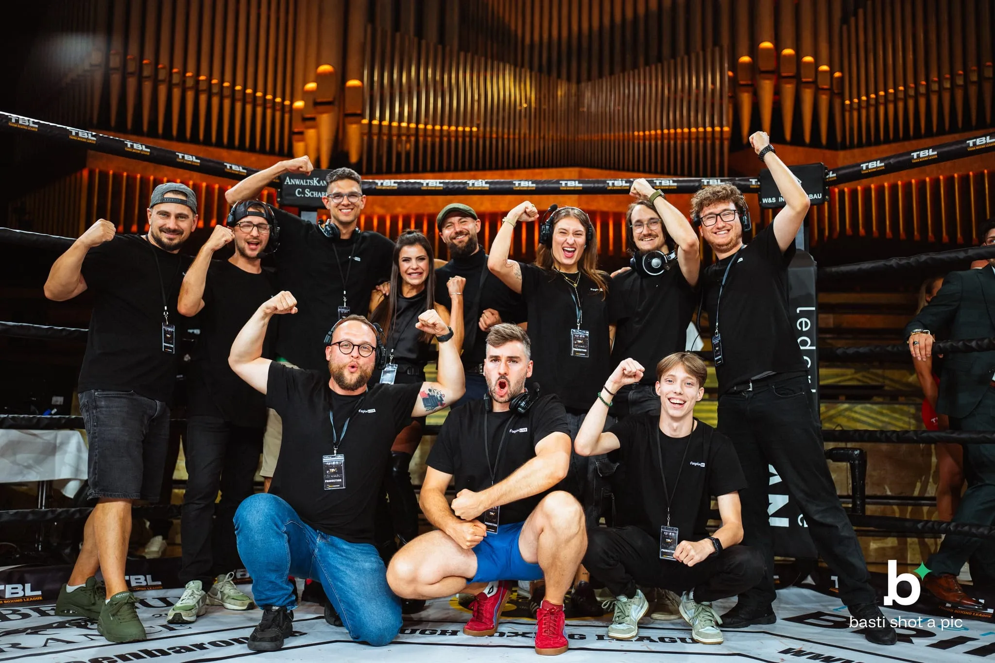 Tým Forpix Live pózuje v ringu po odvysílaném galavečeru Tough Boxing League